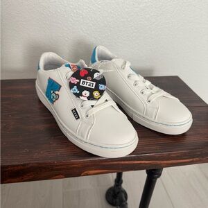 🌺Skechers White and Blue Casual Sneakers